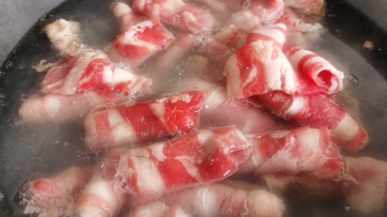 泡菜肥牛锅,锅里加水烧开,放入肥牛焯水,去除血沫及杂质,捞出控水备用。