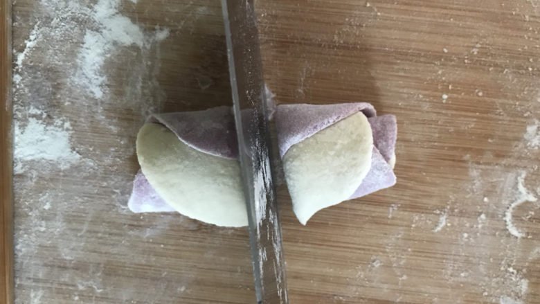 紫薯玫瑰花馒头,用刀切开,沿着筷子压的印切开