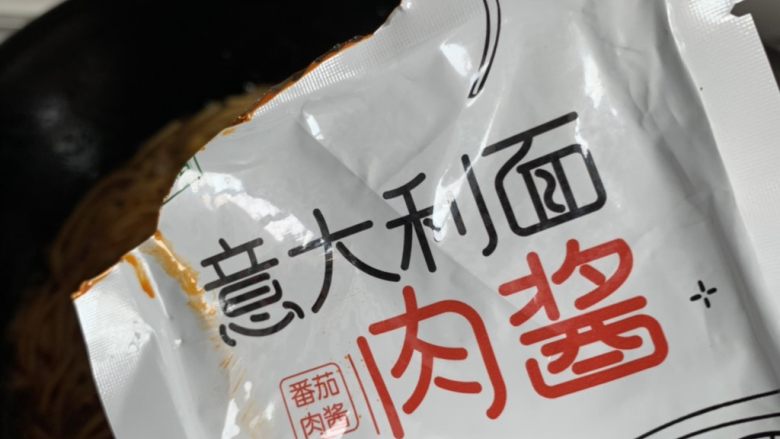 中西结合—牛肉面,搅拌均匀放点盐煮熟