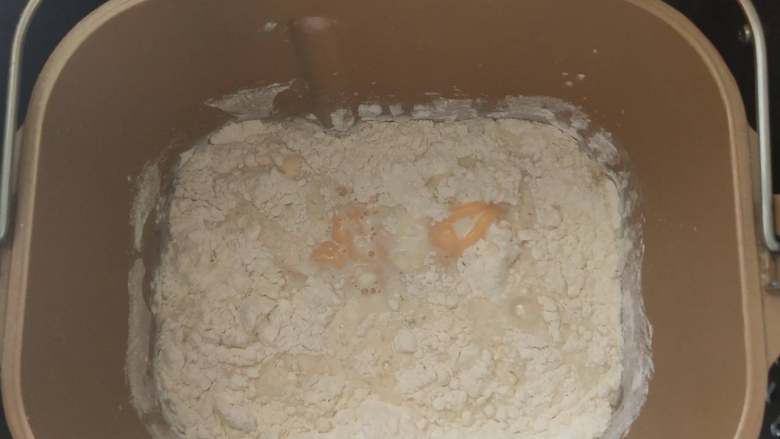 鲜奶蜜豆面包,2,除黄油,蜜豆,外所有材料放入面包机揉面。