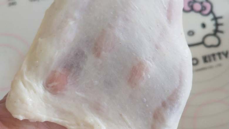 鲜奶蜜豆面包,4,揉到扩展阶段后加入蜜豆。