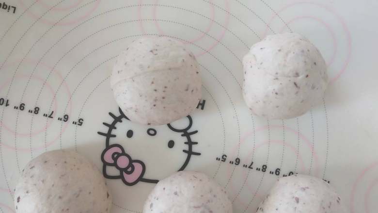 鲜奶蜜豆面包,7,分割成5份,滚圆盖保鲜膜松弛20分钟。