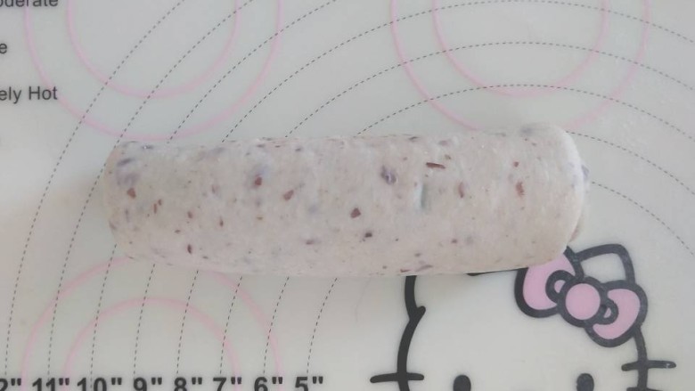 鲜奶蜜豆面包,9,从上往下卷起,收紧封口。