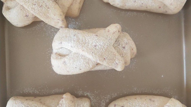 鲜奶蜜豆面包,13,发酵到2倍大,表面撒适量高筋面粉。