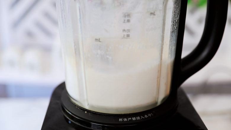 奶香大半糕,启动机器打成米浆,记得不要加热程序,直接搅打成浆就可以了