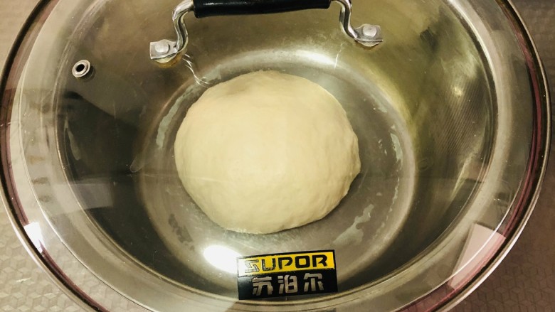 芝士榴莲披萨,然后盖上盖子醒发至两倍大,