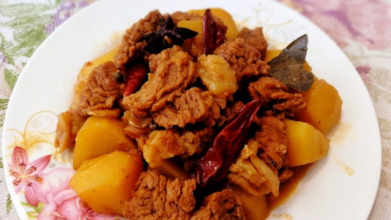 香辣牛腩,汤汁收干即可盛盘,香辣入味,可搭米饭可搭面条可搭馒头。