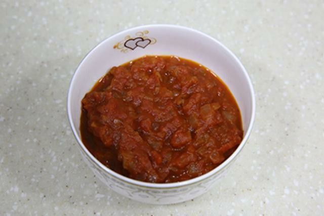 黑椒牛肉披萨,装碗备用(用不完的披萨酱可以放冰箱冷藏可以保存3~5天,用来制作意大利面也是非常美味的哦)