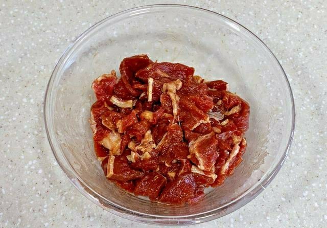 黑椒牛肉披萨,充分抓匀,腌制30分钟