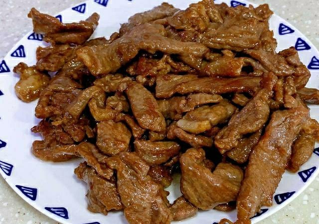 黑椒牛肉披萨,炒至变色盛出备用