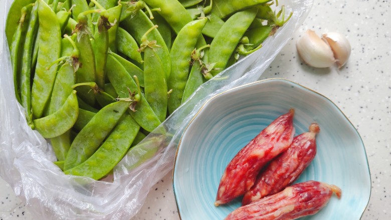 荷兰豆炒香肠,首先我们准备好所有食材