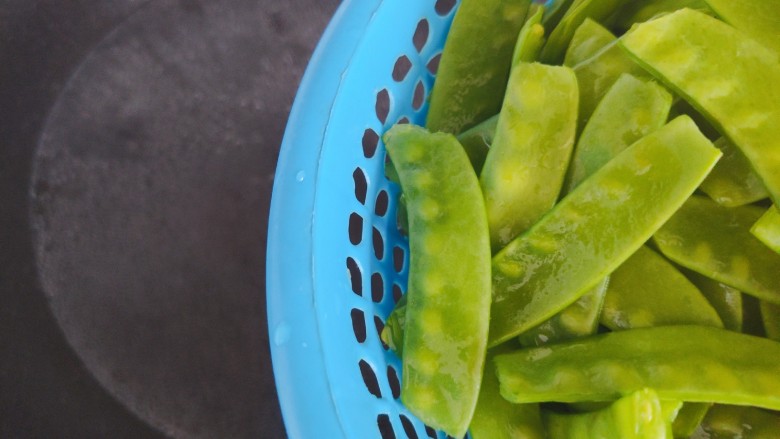 荷兰豆炒香肠,锅内煮适量清水,水开后放入荷兰豆