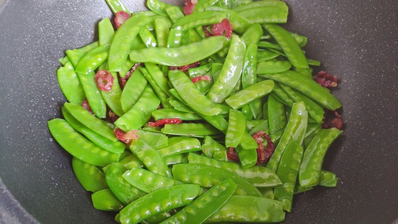 荷兰豆炒香肠,转大火,爆炒2分钟左右
