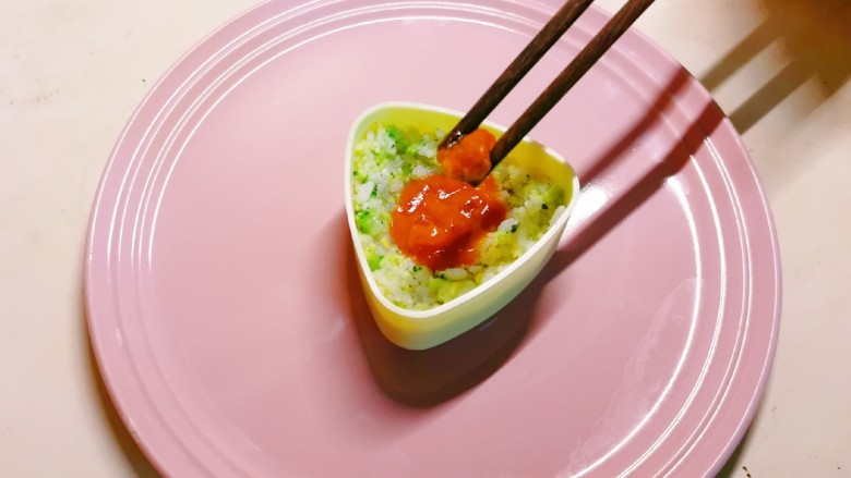 酱心营养饭团,将酷克壹佰番茄肉酱放入凹陷部位,用筷子规范一下。
