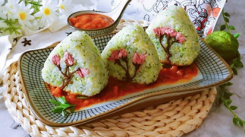 酱心营养饭团,做好的饭团直接放到准备好的番茄肉酱上面,美味即食。