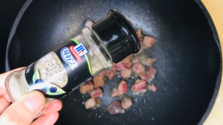 黑椒牛肉披萨,翻炒变色后,撒上少许黑胡椒粉,继续翻炒至牛肉粒变色就可以关火