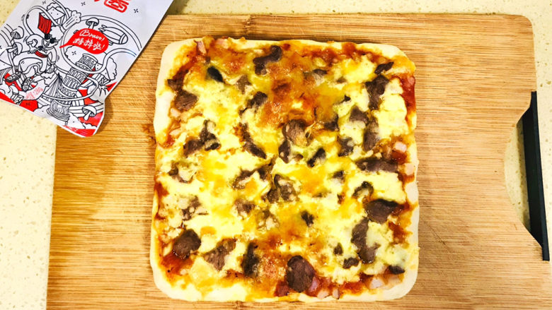 黑椒牛肉披萨,移至案板上,切块食用吧