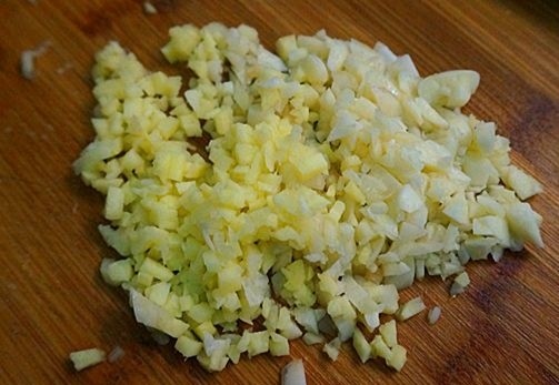 家常小炒之洋葱炒猪肝,生姜大蒜剁成姜蒜末,放入碗中备用!