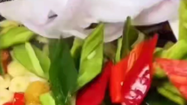 家常小炒之洋葱炒猪肝,炒香之后倒入准备好的青椒块和洋葱块,继续翻炒!