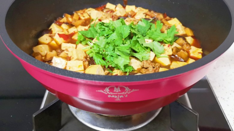 香菇肉末豆腐,关火,下入香菜碎。