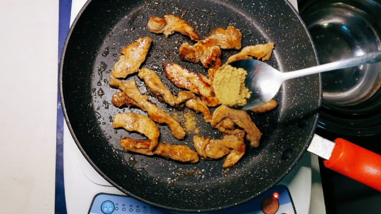 孜然鸡胸肉,煎至变色 翻另一面 撒入半汤匙孜然粉