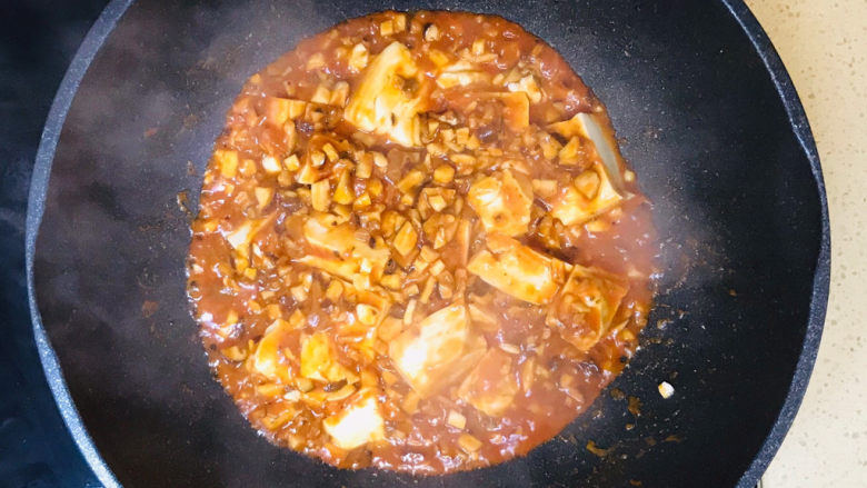 香菇肉末豆腐,煸炒均匀后,转中火,尽量不要翻动