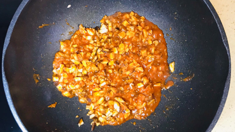 香菇肉末豆腐,不停地翻炒,速度要快,防止糊锅