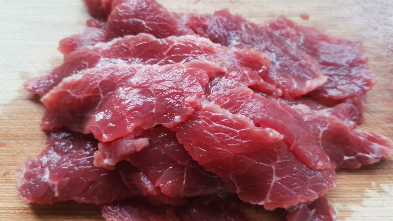 黑椒牛肉披萨,<a style='color:red;display:inline-block;' href='/shicai/ 216'>牛肉</a>放水里浸泡半小时去血汁,切成薄片