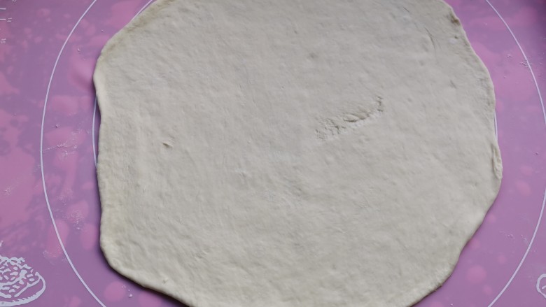黑椒牛肉披萨,发酵好的面团揉至排气,用擀面杖擀成披萨盘大小