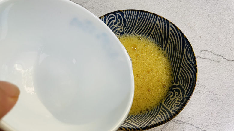 腊肠蒸蛋,加入适量温水再次搅打均匀(鸡蛋液1:1.5)
