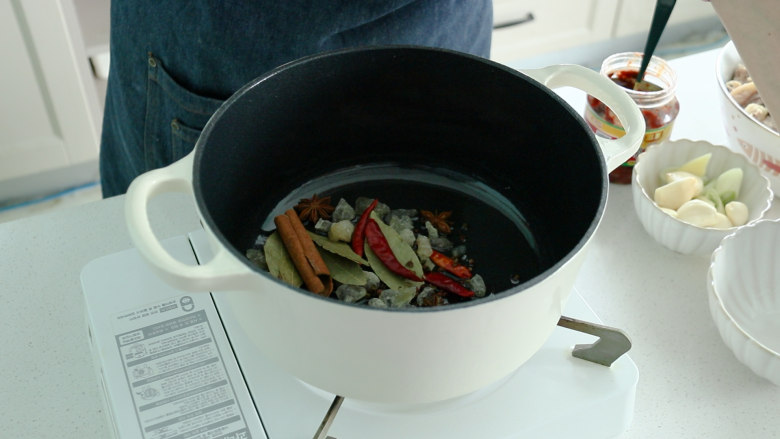 香辣牛腩,油热后将调料炒香,冰糖炒化