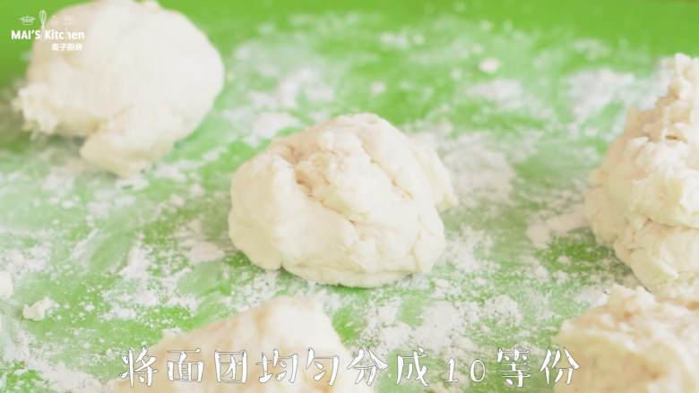 自制红豆包,好吃又简单!,将面团分成等量的10等份,红豆馅分成25g每个