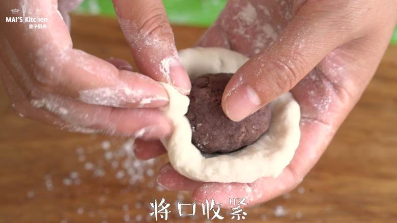 自制红豆包,好吃又简单!,取一份面团捏扁,包入红豆馅,收口揉圆置于美食锅中