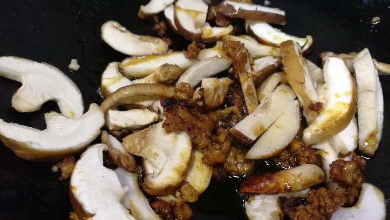 香菇肉末豆腐,放入香菇,小火翻炒。