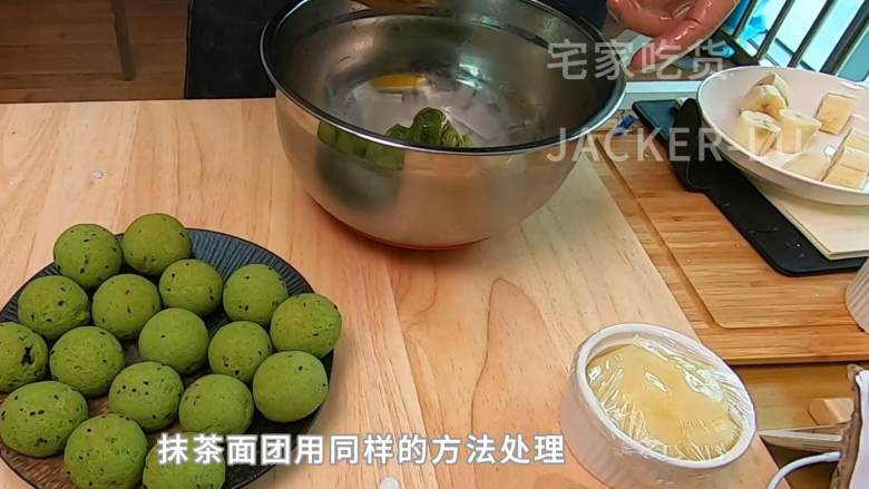 超级好吃的水果糯米糍,香甜弹牙、果香浓郁,简单方便的零基础甜品。,抹茶面团用同样的方法处理