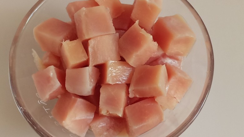 孜然鸡胸肉,然后把蛋清半份倒入鸡肉块中,拌匀。这样做的鸡肉更好吃