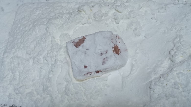孜然鸡胸肉,准备好淀粉,如果没有可以用生粉代替,但是口感比淀粉差一点,会发硬一些。鸡肉四周裹满淀粉,抖一抖多余的淀粉