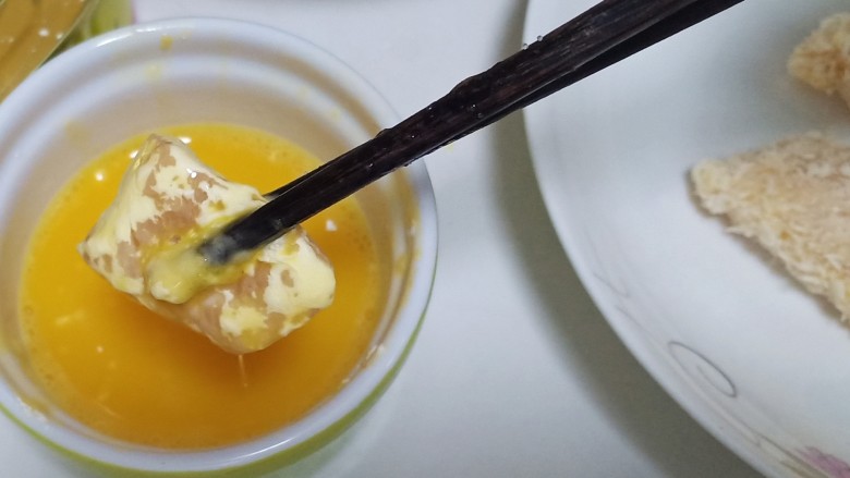 孜然鸡胸肉,再沾取打散的<a style='color:red;display:inline-block;' href='/shicai/ 9'>鸡蛋</a>液,也是裹一圈