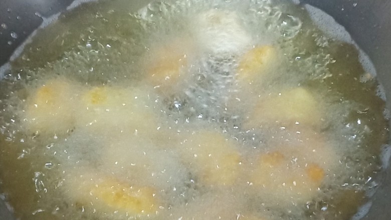 孜然鸡胸肉,锅内倒入油,量是正好能没过鸡块为宜。油宁可多点也别倒少了,费油而且容易沾底。油热后改小火,倒入鸡块开始炸