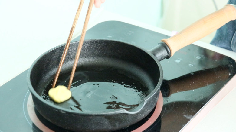 芝士火腿三明治,把黄油化开