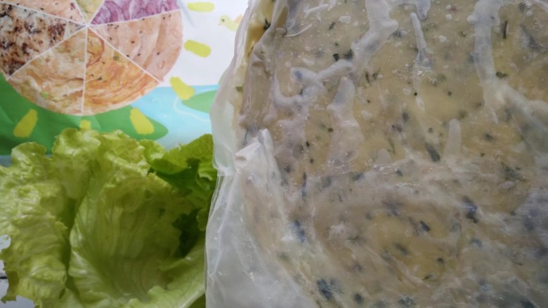 火腿肠青菜手抓饼,手抓饼从袋子取出,撕掉薄膜