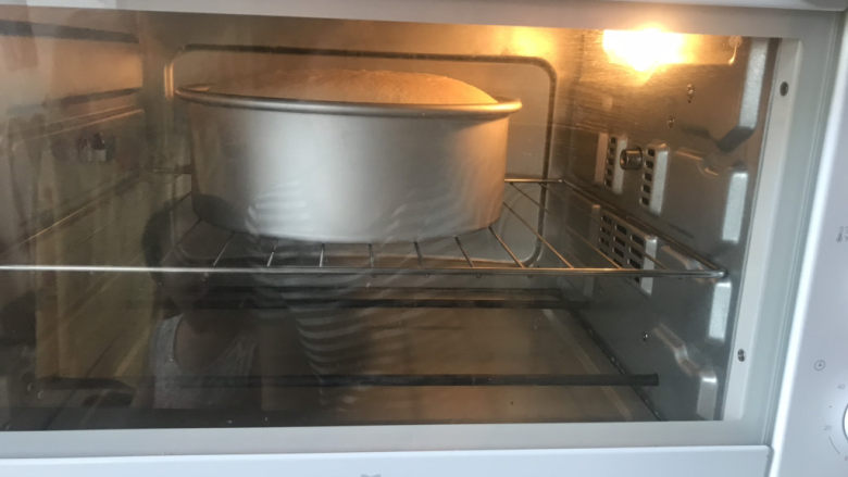 8寸椰蓉红枣戚风蛋糕,送入预热好的烤箱,上下火150度烤60分钟,中途不能开烤箱门,每个烤箱脾气不同,温度和时间根据自己烤箱的脾气来调整