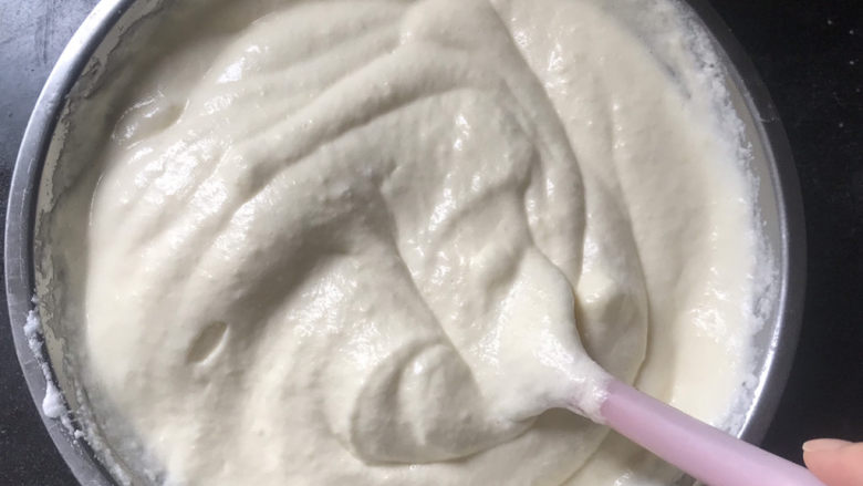 8寸椰蓉红枣戚风蛋糕,翻拌好的蛋黄糊再全部倒入蛋白霜中,同样的手法翻拌均匀