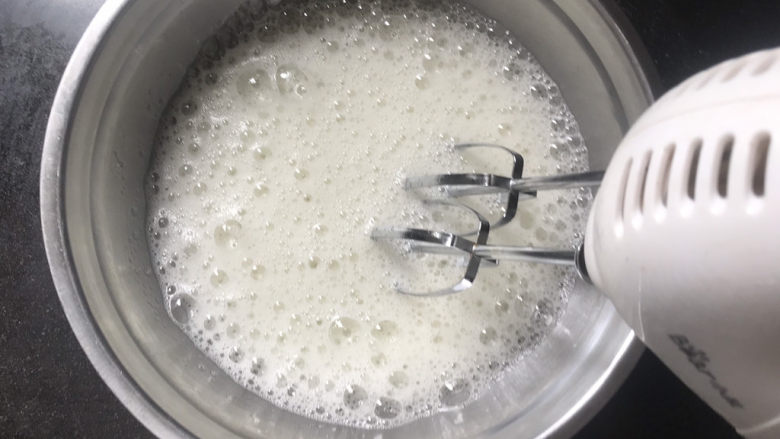 8寸椰蓉红枣戚风蛋糕,再来处理蛋白,打蛋器开高速打到鱼眼泡泡时加入1/3白糖