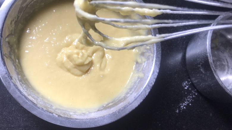 8寸椰蓉红枣戚风蛋糕,拌好的蛋黄糊有点稠,提起蛋抽有明显纹路