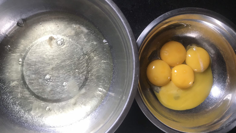 8寸椰蓉红枣戚风蛋糕,准备两个干净无油无水的盆,分离蛋清和蛋黄,蛋白里不能掉入蛋黄,否则蛋白打不起来,分离好的蛋白放冰箱冷藏备用