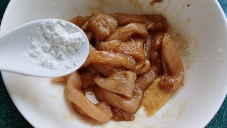 孜然鸡胸肉,用手抓匀后,再加入半勺淀粉。加入淀粉煎后鸡胸肉吃起来会更嫩一些。
