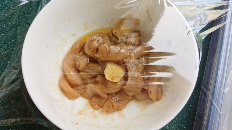孜然鸡胸肉,拌匀后盖上保鲜膜,冷藏腌制约1小时左右。