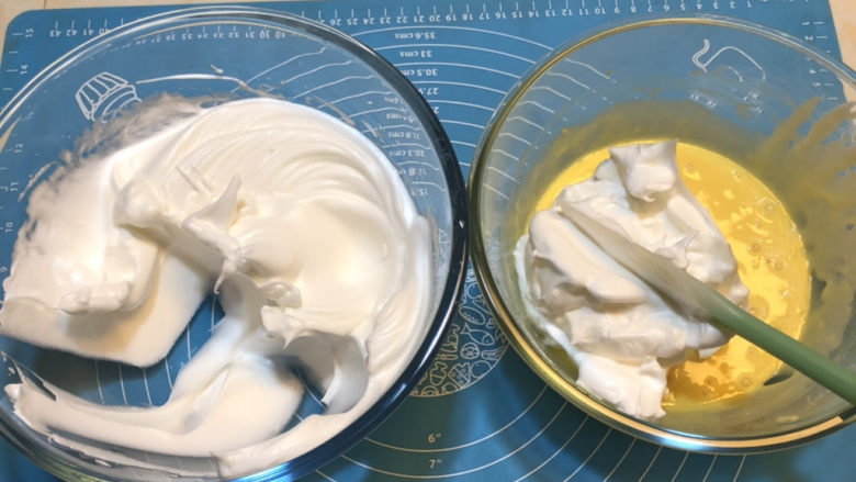 戚风蛋糕胚,蛋白挑三分之一至蛋黄部分处,翻拌均匀