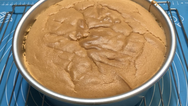戚风蛋糕胚,出炉后至桌面震一下!再倒扣至冷凉网